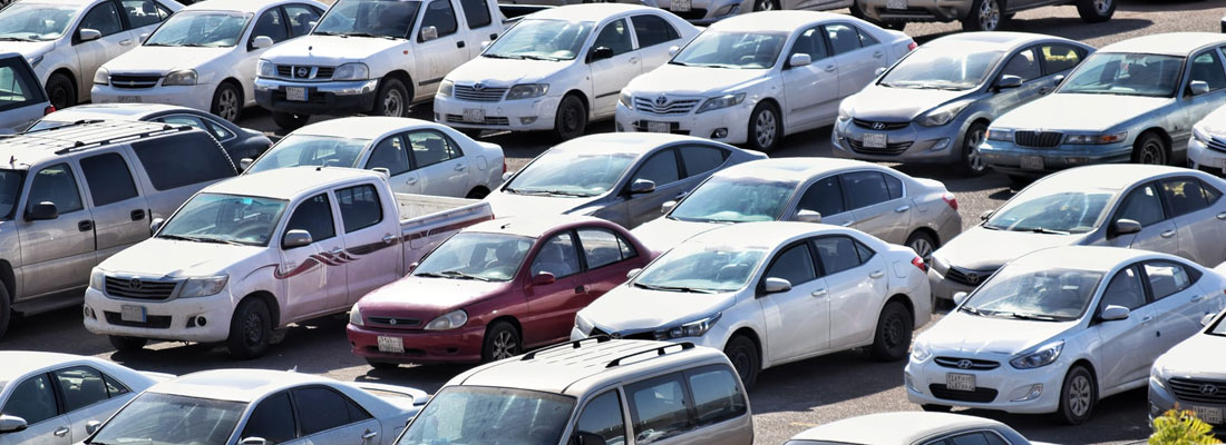 Photo d'un parc automobile avec une multitude de véhicules d'occassions